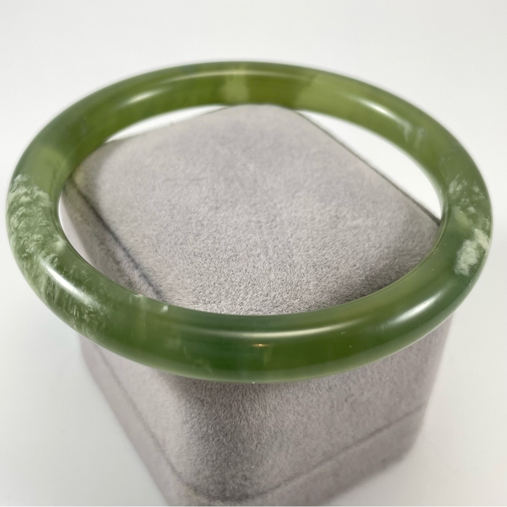 Beautiful Vintage Unsigned Green Jade Smooth Bangle Bracelet